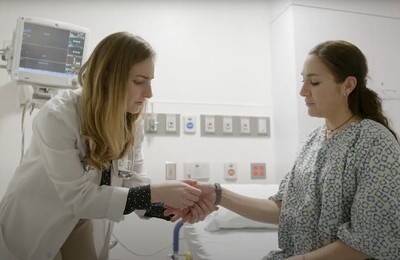 Кодирование Аквилонг в Топках Врач держит пациентку за руку