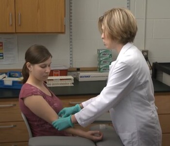 Лечение зависимости от аптечных препаратов в Топках Врач делает инъекцию пациентке