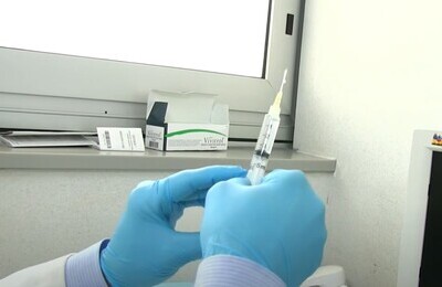 Проведение кодирования Вивитролом в Топках Шприц с Вивитролом в руках у врача